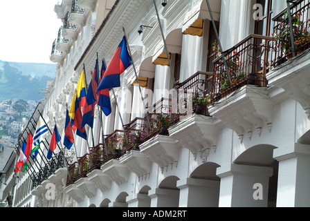 Koloniale Architektur mit Balkon auf der Main Square des alten Quito, Ecuador Stockfoto