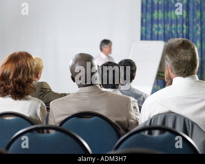 Büroangestellte, die einen Vortrag anhören Stockfoto
