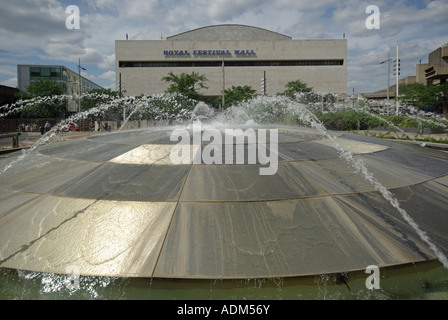 Brunnen im Garten gegenüber der Royal Festival Hall Stockfoto