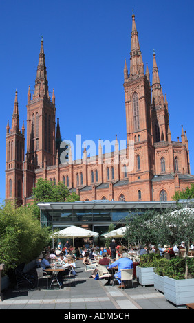 neugotische Kirche mit Open-Air-Restaurant in der Stadt zu vermarkten. Wiesbaden, Hessen, Deutschland, Europa Stockfoto