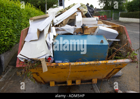 Bauherren überspringen voller Hausmüll und Abfälle durch Hauptverbesserungen am Straßenrand sitzen Herzinfarkt Stockfoto