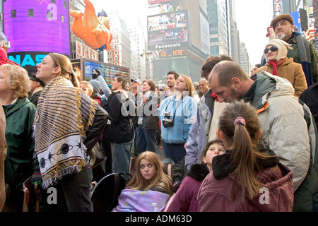 Menschenmassen in Times Square-beobachten Sie die Schwimmern vorbei und Overhead während Macy s Thanksgiving Day Parade New York NY Stockfoto