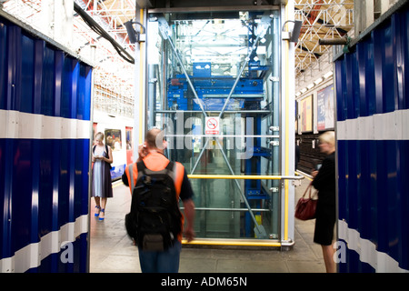 durch die Ausstrahlung von Zeilen aus einem Lift-Muster Stockfoto