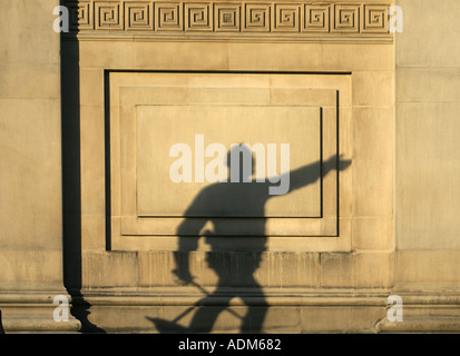 Schatten von Generalmajor William Earle außerhalb St. Georges Hall Liverpool UK Stockfoto