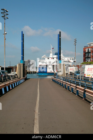 Isle Of Wight Autofähre nahenden Docks im Hafen von Portsmouth, Hampshire, UK Stockfoto