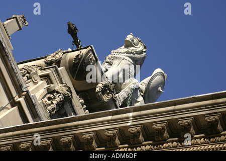 Ungewöhnliche Winkel des Entablature des imposanten Rumpf Guild Hall Humberside UK Stockfoto