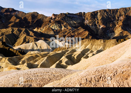 USA Kalifornien Death Valley National Park frühen Morgenlicht an Wellpappe Badlands-Landschaft am Zabriskie Point Stockfoto