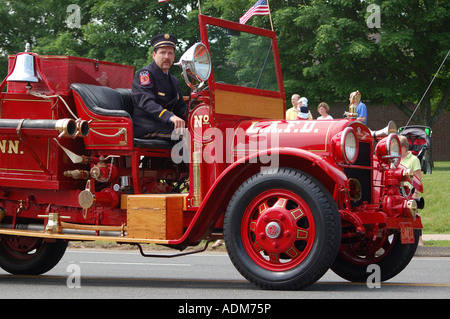 Eine antike Feuerwehrauto getrieben als Bestandteil einer Memorial-Day-Parade in Connecticut USA Stockfoto