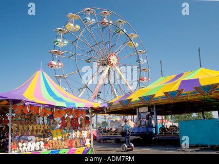 Karneval-Fahrten und Spiele auf der Midway an der Missouri State Fair, USA. Stockfoto