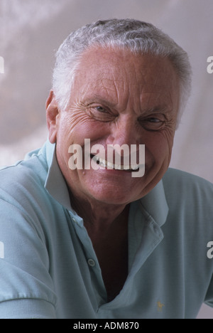 Körperlich fit aktiven Senior Mann in seinen Siebzigern 70er Jahre 73-75 Jahre alt ehrlich Gesicht ausdrucksvolle Porträt Mimikfalten gesund Stockfoto