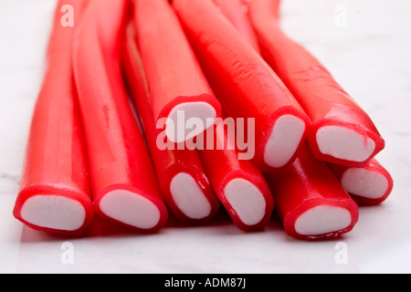 Rote Streifen des Kindes zähe Bonbons mit roten Färbung Stockfoto