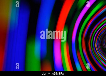 einen Ausschnitt aus einem rotierenden Tunnel von unscharfen bunten Lichtern Stockfoto
