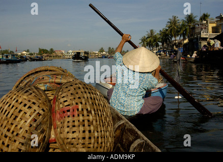 Eine Frau Paddel ein Boot in der Nähe von der central Market in Hoi An Vietnam Stockfoto