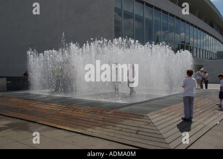 London Südbank komplexe Sommer Box Brunnen Wasserspiel im stehen und versucht weiterhin trocken oder abkühlen Stockfoto