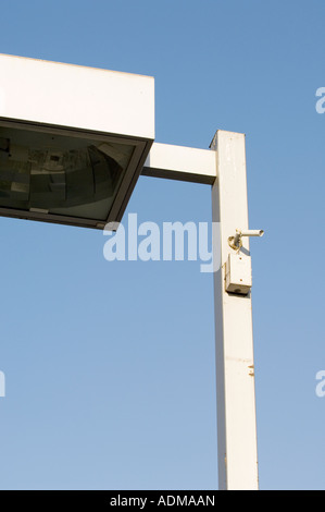 Überwachung: Eine winzige versteckte Kamera hoch oben auf einem Laternenpfahl überwacht das Verhalten des Publikums in Orange County in Kalifornien. Stockfoto