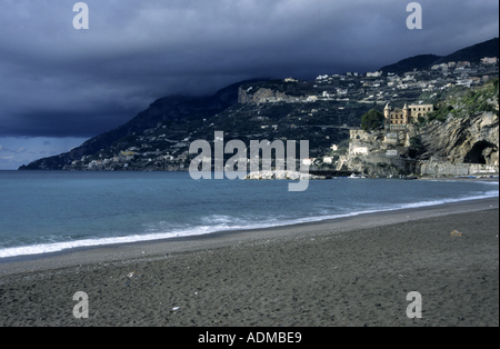 Cliffside Dorf von Minori am Tyrrhenischen Meer gesehen von Mairo, Italien. Stockfoto