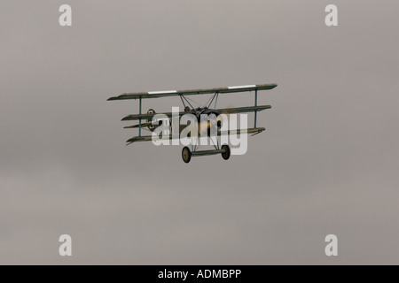 Horizontale Fokker DR1 Tri Flugzeug Kämpfer des 1. Weltkrieges ein Replikat Red Baron Kreuz militärische Luftwaffe Vintage Replik fliegen fliegen Stockfoto