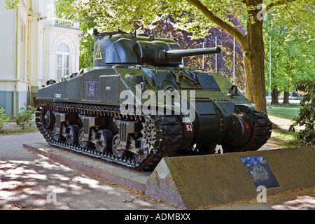 Kanadische M4 Sherman-Panzer außerhalb der Hartenstein Hotel Airborne Kriegsmuseum, Oosterbeek, Holland Stockfoto