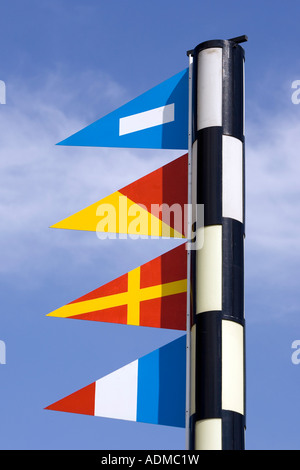 Bunte nautischen Signalflaggen auf Pol Blau Himmel hinter Port Vell Barcelona Katalonien Spanien Stockfoto