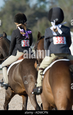 Pre Teen Girls und Pferde Reitsport Springreiten Veranstaltung zu tun Stockfoto