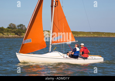 Ein rotes segelte kleines Segelboot auf dem Fluss Medway in idyllische Bedingungen Kent UK 2007 Stockfoto