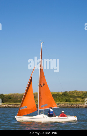 Ein rotes segelte kleines Segelboot auf dem Fluss Medway bei Upnor Kent UK 2007 Stockfoto