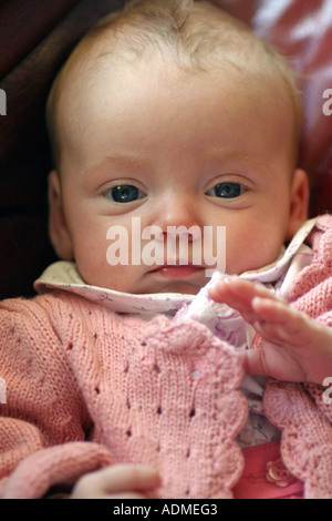 Zehn Wochen alten Baby Mädchen, Lucy. Glasgow, Schottland, Vereinigtes Königreich. Stockfoto