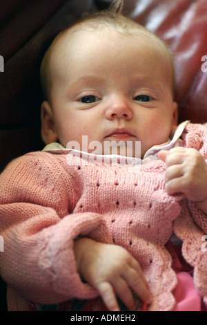 Zehn Wochen alten Baby Mädchen, Lucy. Glasgow, Schottland, Vereinigtes Königreich. Stockfoto