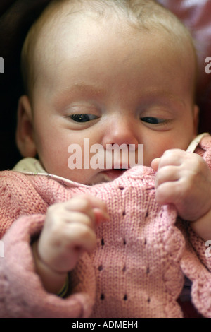 Zehn Wochen alten Baby Mädchen, Lucy. Glasgow, Schottland, Vereinigtes Königreich. Stockfoto