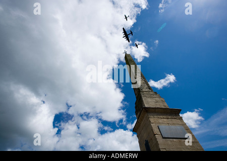 Luftschlacht um England fliegen vorbei über Ripon Marktplatz North Yorkshire England UK Stockfoto