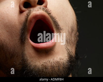 Mann mit offenem Mund Nahaufnahme Stockfoto