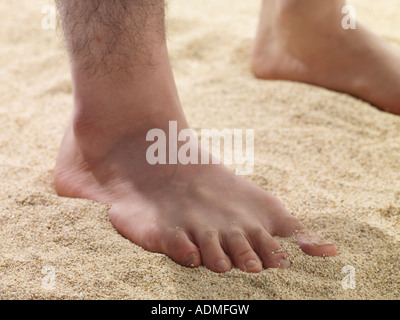 Mann steht auf sand Stockfoto