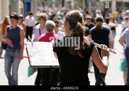 Ein Blatt der Klassik Notizen Hinweis Staffelei Stand Peg Clip Querflöte Mädchen Frau Straßenmusiker eins spielen die Konzertina Gitarre dr Stockfoto