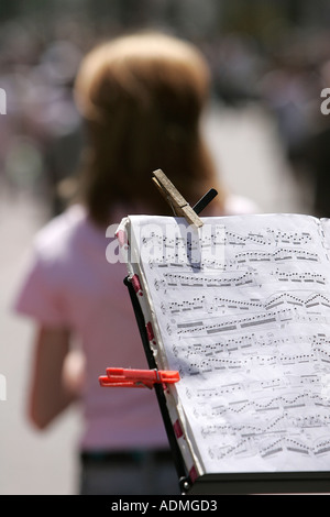 Ein Blatt der Klassik Notizen Hinweis Staffelei Stand Peg Clip Querflöte Mädchen Frau Straßenmusiker eins spielen die Konzertina Gitarre dr Stockfoto