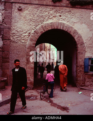 Eingang zur Medina durch ein Tor in der Stadtmauer in Essaouira Marokko Stockfoto