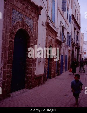 Junge zu Fuß entlang einer Straße in Essaouira Marokko Stockfoto