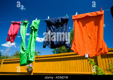 Wäsche frische saubere Kleidung reinigen trocken Trocknung auf der Linie gegen den blauen Himmel Stockfoto