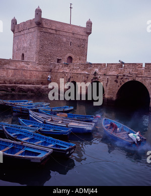 Blaue Angelboote/Fischerboote im Hafen neben dem Scala De La Port Portugiesisch Burgwall Essaouira Marokko Stockfoto