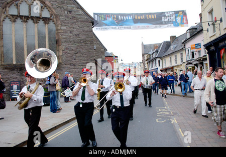 Unnachgiebig Jazz Band März auf der Straße in Brecon Jazz Festival Powys Wales UK Stockfoto