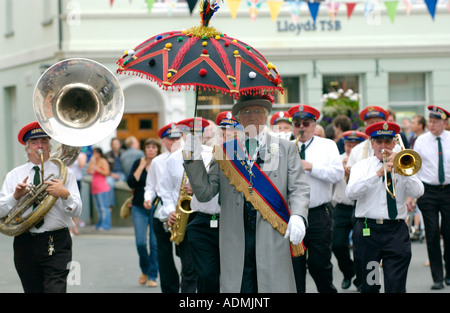 Unnachgiebig Jazz Band März auf der Straße in Brecon Jazz Festival Powys Wales UK Stockfoto