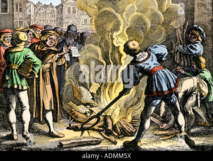 Martin Luther brennen die päpstliche Bulle von Leo X ihm excommunicating 1521 Wittenberg. Hand - farbige Holzschnitt Stockfoto