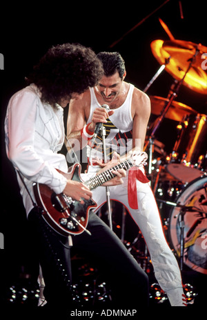 Königin - UK-Rock-Gruppe im Jahr 1982 mit Brian May auf der linken Seite und Freddie Mercury Stockfoto