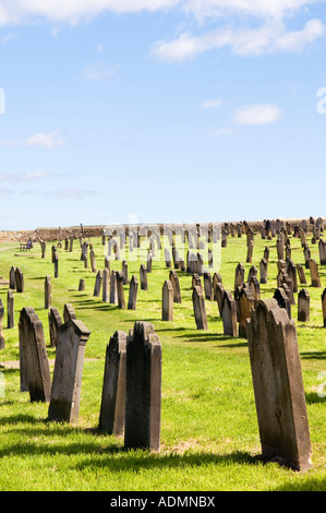 Grabsteinreihen, Whitby Abbey, North Yorkshire Stockfoto