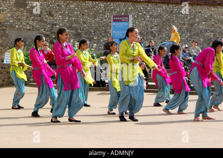 Tänzer aus Thaal Performing Arts in ihren leuchtenden Kostümen eine Show bei Winchester Mayfest 2007 Stockfoto