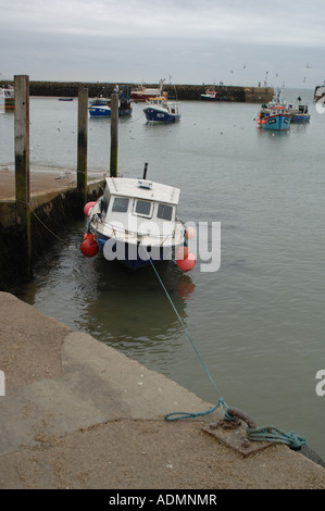 Boot vor Anker im Hafen von Folkestone, Kent, England Stockfoto