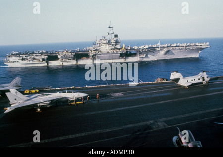 USS Saratoga und die USS John F. Kennedy im Meer neben Segeln Stockfoto