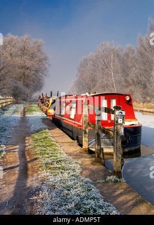 Traditionelle Canalboat vertäut neben auf dem Trent und Mersey Kanal im Winter, Marston, in der Nähe von Northwich, Cheshire, England, UK Stockfoto