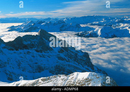 Schweizer Alpen mit Nebel über das Tal, die Alpenkulisse, Blick vom Säntis 2502 m, Schweiz, Ostschweiz, Appenz Stockfoto