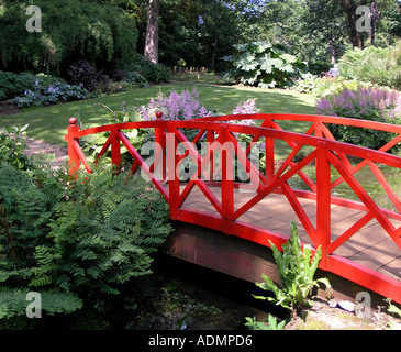 Roten Holzsteg in einem japanischen Garten bei Compton Acres in Dorset Stockfoto