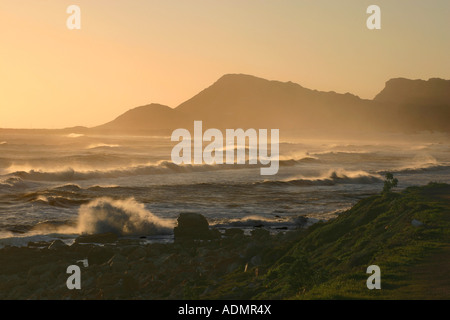 Sonnenuntergang über Hout Bay an der Atlantikküste, Kap-Halbinsel, in der Nähe von Cape Town, Südafrika Stockfoto